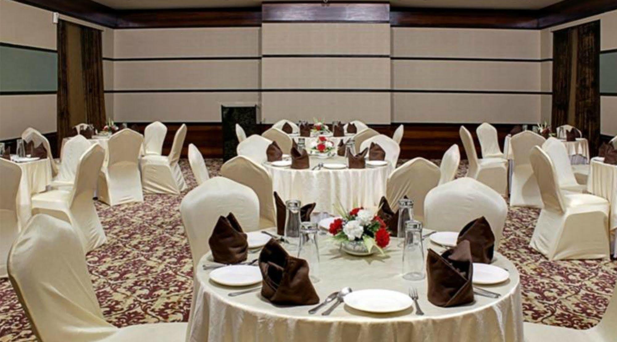 The Sahil Hotel Bombay Exterior foto
